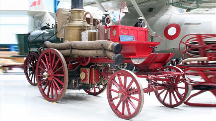 Τα πρώτα πυροσβεστικά οχήματα, ήταν άμαξες που μετέφεραν εξοπλισμό πυρόσβεσης.