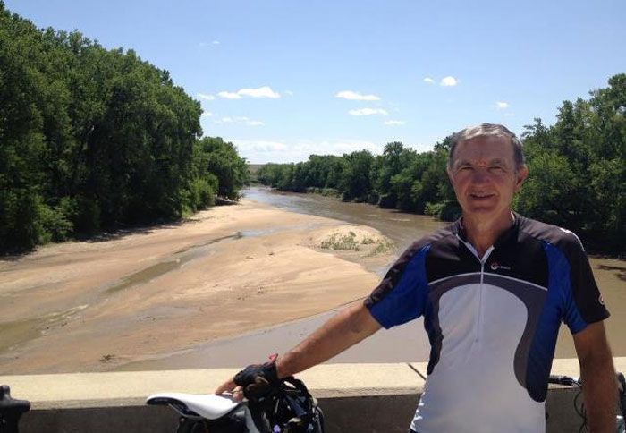 Ποδηλατώντας από την Αυστραλία μέχρι την Ελλάδα, ο Τομ Κόκορης μάζεψε χρήματα για το αντικαρκινικό νοσοκομείο για παιδιά «Ελπίδα».