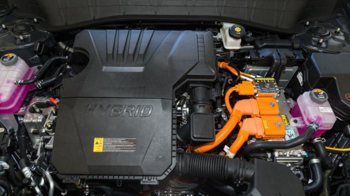 Η συνδυαστική απόδοση του υβριδικού Hyundai Kona είναι 141 άλογα και 265 Nm ροπής.