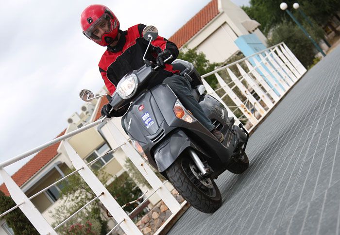 Οι αναρτήσεις του Like είναι μαλακές και άνετες, ενώ θα διατηρήσουν σταθερό το scooter σε κάθε περίπτωση.
