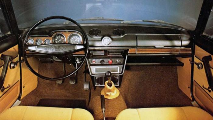 το εσωτερικό του premium Lada 2106.