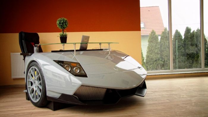 Το ιδιαίτερο γραφείο Lamborghini το κατασκευάζει κατά παραγγελία η πολωνική Design Epicentrum.