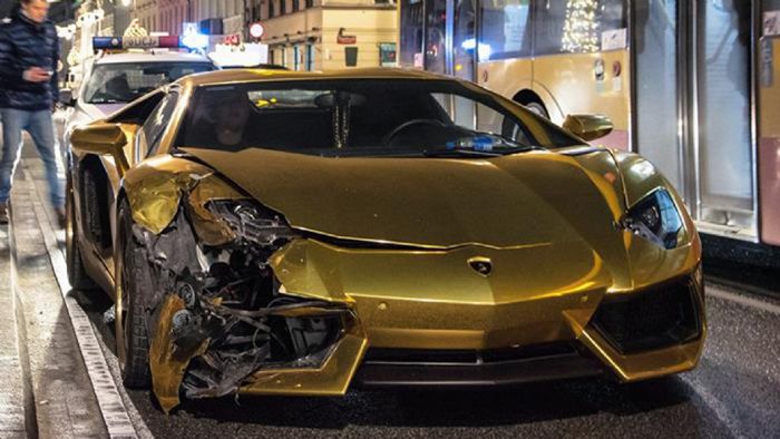 Η στιγμή που ο γερανός σηκώνει μια Lamborghini