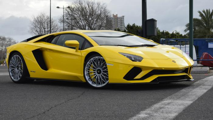 Η -κατά τα φαινόμενα- νέα Lamborghini Aventador S, στους δρόμους της Valencia. 