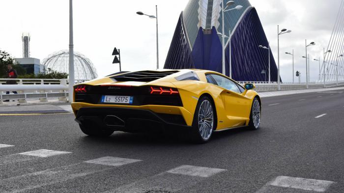 Η -κατά τα φαινόμενα- νέα Lamborghini Aventador S, στους δρόμους της Valencia. 