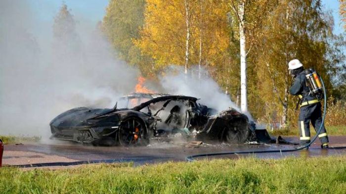 Στάχτη έγινε μία Lamborghini Aventador σε λίγα μόλις λεπτά.