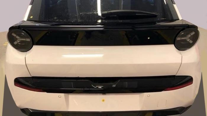 Τα φώτα στο πίσω μέρος της νέας Lancia Ypsilon θυμίζουν κάπως εκείνα της θρυλικής Stratos. Τα φώτα στο πίσω μέρος της νέας Lancia Ypsilon θυμίζουν κάπως εκείνα της θρυλικής Stratos.