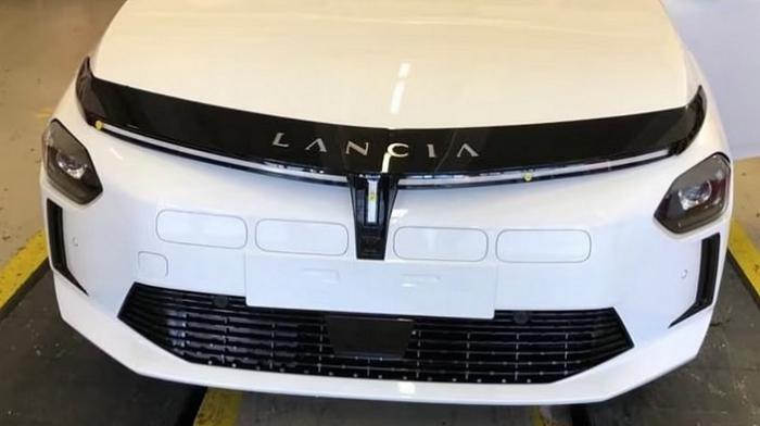 Μπροστά ξεχωρίζει η μαύρη φάσα με την ονομασία της Lancia στο κέντρο, καθώς επίσης και τα πολυγωνικά φώτα στις άκρες του προφυλακτήρα.