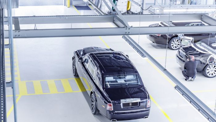 Η τελευταία Rolls-Royce Phantom VII είναι ένα custom μοντέλο, με μακρύ μεταξόνιο και μπλε (Blue Velvet) απόχρωση.