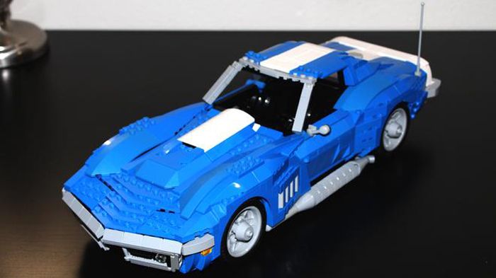 Ένας χρήστης του site «Lego Ideas» έφτιαξε μια Corvette του 1969, χρησιμοποιώντας 1.500 κομμάτια Lego διαφόρων μεγεθών.