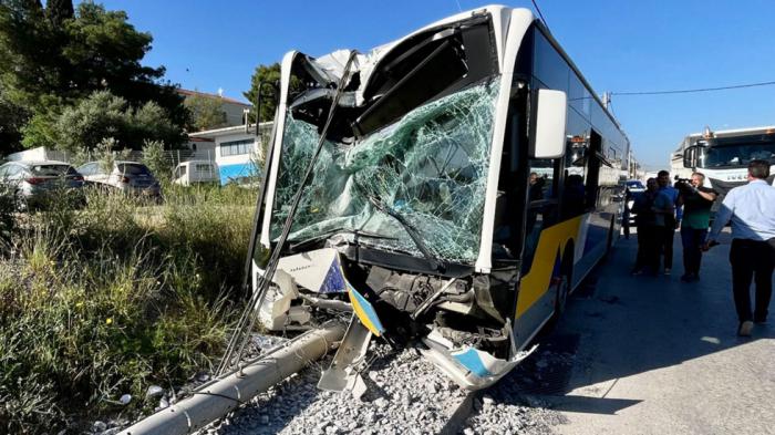 Λεωφορείο καρφώθηκε σε κολώνα στα Λιόσια, υπάρχουν τραυματίες 