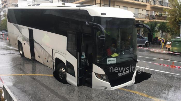 Λεωφορείο «βυθίστηκε» σε τρύπα στη Θεσσαλονίκη  