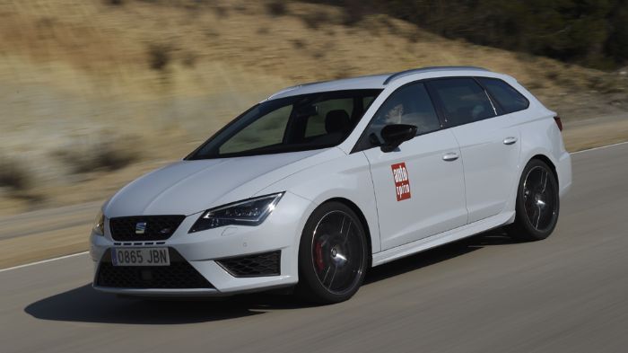 Οδηγούμε στη Βαρκελώνη το νέο SEAT Leon CUPRA ST, το οποίο θα έρθει στη χώρα μας το Μάιο, κοστίζοντας από 29.100 ευρώ.