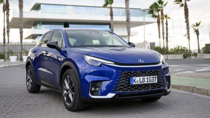 Το νέο Lexus LBX είναι compact στο μάτι, διαθέτει δυναμικές γραμμές και μια χαρακτηριστική φωτεινή υπογραφή εμπρός και πίσω. Το νέο Lexus LBX είναι compact στο μάτι, διαθέτει δυναμικές γραμμές και μια χαρακτηριστική φωτεινή υπογραφή εμπρός και πίσω.