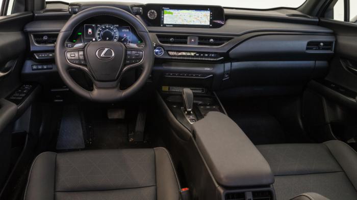 «Καθαρές» γραμμές για το ποιοτικό ταμπλό του Lexus UX 300e, το οποίο σε κερδίζει με το high-tech προφίλ του.