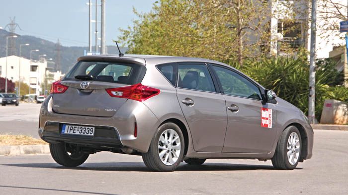 Στο δρόμο, το Auris διακρίνεται για
την πολύ καλή του άνεση και την
προσεγμένη ποιότητα
κύλισης. Στο δρόμο, το Auris διακρίνεται για
την πολύ καλή του άνεση και την
προσεγμένη ποιότητα
κύλισης.