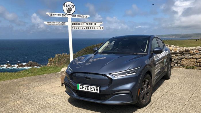 Η Mustang Mach-E στην μία άκρη της Μεγάλης Βρετανίας στο Land's End.