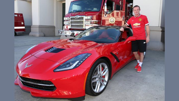 Ο Wayne Rooney φωτογραφίζεται μπροστά από μία Chevrolet Corvette C7 Stingray. Μόνο που ούτε αυτός, ούτε κανένας άλλος ποδοσφαιριστής της Manchester United, δεν «καταδέχτηκε» να την οδηγήσει.