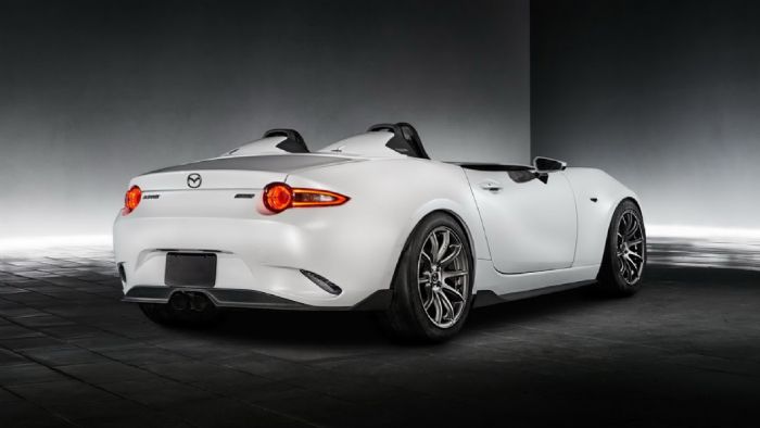 Το MX-5 Speedster Evo ζυγίζει μόλις 898 κιλά και δεν διαθέτει παρμπρίζ, ενώ έχει λευκή απόχρωση και σκουρόχρωμες ζάντες αλουμινίου.