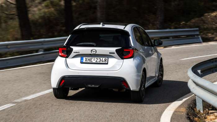 Το Mazda 2 Hybrid είναι το αδελφό μοντέλο του Toyota Yaris Hybrid με τα 116 άλογα, το οποίο ωστόσο διαφοροποιείται αισθητικά. Το Mazda 2 Hybrid είναι το αδελφό μοντέλο του Toyota Yaris Hybrid με τα 116 άλογα, το οποίο ωστόσο διαφοροποιείται αισθητικά.