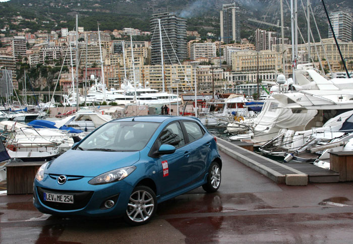 Το ανανεωμένο Mazda 2 φέρει πλέον το σχεδιασμό στη μάσκα, που χαρακτηρίζει όλα τα μοντέλα της φίρμας 