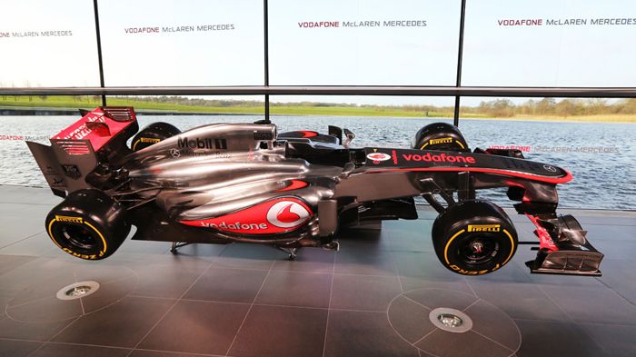Η McLaren διατήρησε τα χρώματά της πάνω στην MP4-28 με το ασημένιο και το κόκκινο να δεσπόζουν. Η McLaren διατήρησε τα χρώματά της πάνω στην MP4-28 με το ασημένιο και το κόκκινο να δεσπόζουν.