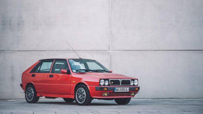 Μπορεί το μοντέλο που σχεδίασε ο Ιταλός Giorgetto Giugiaro να ψηφίστηκε κατευθείαν ως το αυτοκίνητο της χρονιάς, αλλά όλα τα βλέμματα στράφηκαν στην Ιταλίδα καλλονή το 1986, με την έλευση της Delta 4W Μπορεί το μοντέλο που σχεδίασε ο Ιταλός Giorgetto Giugiaro να ψηφίστηκε κατευθείαν ως το αυτοκίνητο της χρονιάς, αλλά όλα τα βλέμματα στράφηκαν στην Ιταλίδα καλλονή το 1986, με την έλευση της Delta 4W