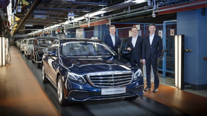 Ξεκίνησε η παραγωγή της νέας E-Class στο εργοστάσιο της Mercedes στο Ζιντελφίνγκεν της Γερμανίας. Εκεί βρέθηκε όλο το ένδοξο παρελθόν του μοντέλου.