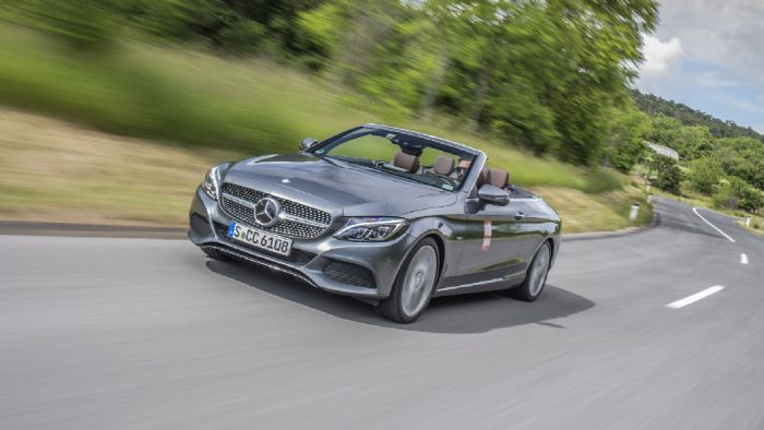 Τόσο ανοιχτή όσο και κλειστή, η C-Class Cabriolet παραμένει εντυπωσιακή σε εμφάνιση. 