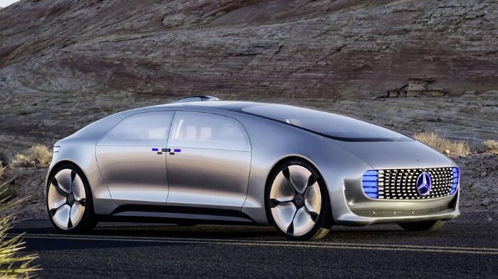 Το ιδιαίτερο σχήμα του F 015 Luxury in Motion είναι ωοειδές, με το μήκος να ορίζεται στα 5.220 χλστ., το πλάτος στα 2.018 χλστ. και το ύψος στα 1.524 χλστ.