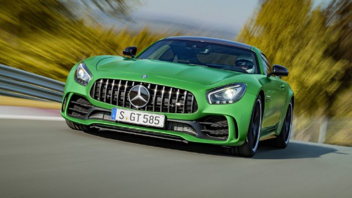 Η νέα AMG GT R ζυγίζει 1.554 κιλά, όντας ελαφρύτερη κατά 90 κιλά από την έκδοση S. Επίσης είναι ισχυρότερη κατά 75 ίππους, ενώ έχει ροπή μεγαλύτερη κατά 50 Nm. Έχει απόδοση 585 αλόγων και 700 Nm ροπής