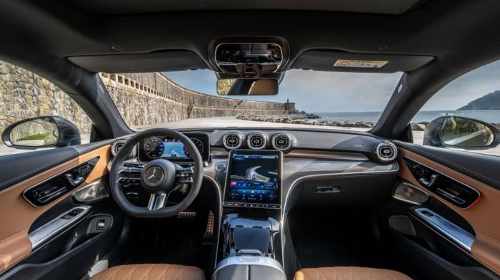 Στην καμπίνα της Mercedes CLA η σπορ πολυτέλεια συναντά το κορυφαίο τεχνολογικό υπόβαθρο, με μία πλήρως ψηφιακή οθόνη οργάνων 12,3 ιντσών και την κεντρική των 11,9 ιντσών σε κατακόρυφη διάταξη. Στην καμπίνα της Mercedes CLA η σπορ πολυτέλεια συναντά το κορυφαίο τεχνολογικό υπόβαθρο, με μία πλήρως ψηφιακή οθόνη οργάνων 12,3 ιντσών και την κεντρική των 11,9 ιντσών σε κατακόρυφη διάταξη.
