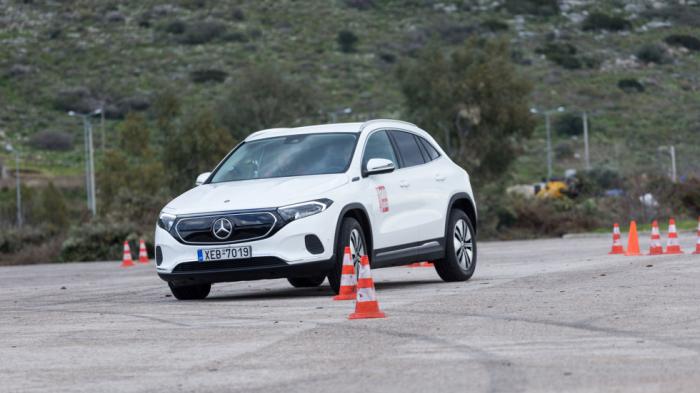 Διακριτική λειτουργία είχε το ESP της Mercedes EQA, εξασφαλίζοντας την ομαλή ολοκλήρωση της διαδικασίας. Διακριτική λειτουργία είχε το ESP της Mercedes EQA, εξασφαλίζοντας την ομαλή ολοκλήρωση της διαδικασίας.