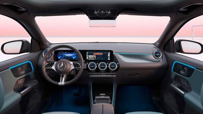 Στην luxury καμπίνα των ανανεωμένων Mercedes EQA και EQB, η οθόνη infotainment των 10,25 ιντσών περιλαμβάνεται στο στάνταρ εξοπλισμό. Στην luxury καμπίνα των ανανεωμένων Mercedes EQA και EQB, η οθόνη infotainment των 10,25 ιντσών περιλαμβάνεται στο στάνταρ εξοπλισμό.
