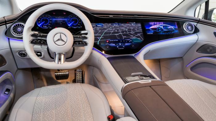 Στην πολυτελή Mercedes EQS τρεις ξεχωριστές οθόνες (πίνακας οργάνων, κεντρική, συνοδηγού) συγχωνεύονται και δημιουργούν μία ενιαία καμπύλη υπέρ-οθόνη μήκους 141 εκ., με εμβαδόν 2.432,11 τετραγωνικά εκατοστά που εκτείνεται σχεδόν σε όλο πλάτος του ταμπλό. Στην πολυτελή Mercedes EQS τρεις ξεχωριστές οθόνες (πίνακας οργάνων, κεντρική, συνοδηγού) συγχωνεύονται και δημιουργούν μία ενιαία καμπύλη υπέρ-οθόνη μήκους 141 εκ., με εμβαδόν 2.432,11 τετραγωνικά εκατοστά που εκτείνεται σχεδόν σε όλο πλάτος του ταμπλό.