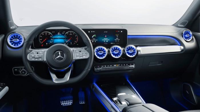 Στο εσωτερικό της Mercedes GLB υπάρχει η προσδοκώμενη αίσθηση ποιότητας, πολυτέλειας και στιβαρότητας, αλλά σίγουρα τις εντυπώσεις κλέβει το σύστημα MBUX (Mercedes-Benz User Experience), που λειτουργεί με εξελιγμένες φωνητικές εντολές.