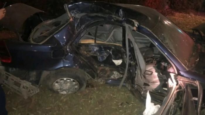 Βούλα: Aμάξι καρφώθηκε σε δέντρο, νεκρός ένας 20χρονος 