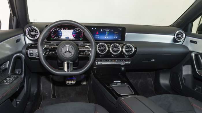 Από τη βασική έκδοση Style η Mercedes A-Class έχει πλούσιο εξοπλισμό άνεσης και ασφάλειας (π.χ. δερμάτινο τιμόνι), ενώ σε ανώτερο επίπεδο αναβαθμίζεται το ψηφιακό της αποτύπωμα με ψηφιακό πίνακα οργάνων 10,25 ιντσών. Από τη βασική έκδοση Style η Mercedes A-Class έχει πλούσιο εξοπλισμό άνεσης και ασφάλειας (π.χ. δερμάτινο τιμόνι), ενώ σε ανώτερο επίπεδο αναβαθμίζεται το ψηφιακό της αποτύπωμα με ψηφιακό πίνακα οργάνων 10,25 ιντσών.