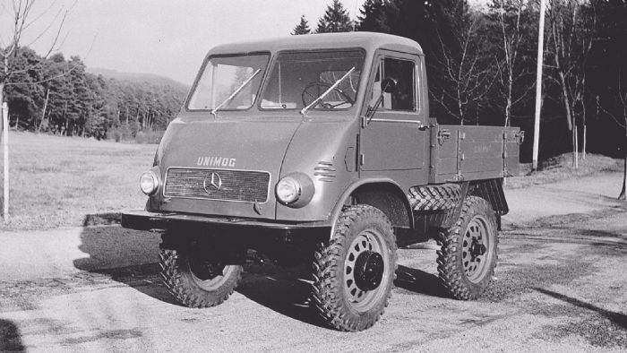 Το Unimog πέρασε στην παραγωγή το 1947, παίρνοντας κίνηση από ένα diesel μοτέρ 25 ίππων και έχοντας τελική ταχύτητα 50 χλμ./ώρα. Διέθετε 4κίνηση με κλείδωμα των μπροστά και πίσω διαφορικών.