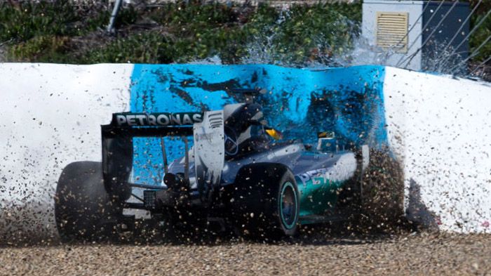 Το χτύπημα της W05 ήταν δυνατό, ωστόσο ο Lewis Hamilton δεν έπαθε τίποτα το σοβαρό.