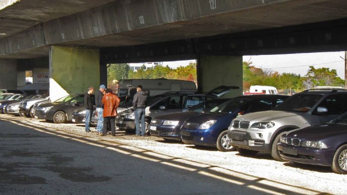 Η 11μελής εγκληματική οργάνωση έκανε τουλάχιστον 108 εισαγωγές και εμπορίες οχημάτων, αποκομίζοντας παράνομο περιουσιακό όφελος που ξεπερνά τις 550.000 ευρώ.