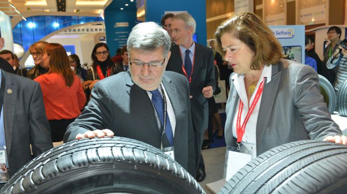Η Michelin συγκέντρωσε στο Chengdu, της Κίνας – χιλιάδες εκπροσώπους από την πολιτική, τη βιομηχανική και την επιστημονική κοινότητα. Η Michelin συγκέντρωσε στο Chengdu, της Κίνας – χιλιάδες εκπροσώπους από την πολιτική, τη βιομηχανική και την επιστημονική κοινότητα.
