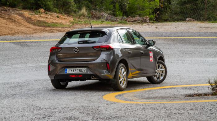 Στο πεδίο της άνεσης, η ανάρτηση Opel φιλτράρει με άνεση τις ανωμαλίες του δρόμου και μόνο τα έντονα «κατσαρά» σημεία θα αναληφθούν οι επιβάτες.