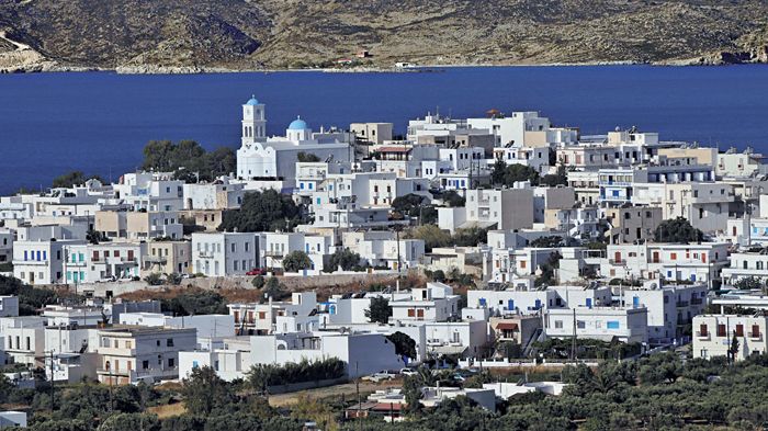 Ο Αδάμας -το λιμάνι της Μήλου- φωλιασμένος στον κόρφο καλογραμμένου και απάνεμου όρμου, υποδέχεται τους επισκέπτες.