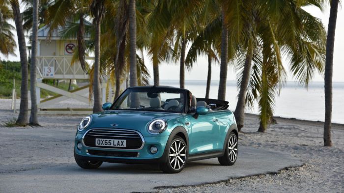 Από το λανσάρισμα του, το Mini Convertible θα είναι διαθέσιμο με τρεις κινητήρες, 2 βενζίνης κι έναν πετρελαίου. 