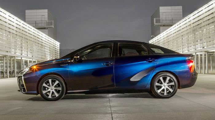 To υδρογονοκίνητο μοντέλο που ετοιμάζει η Lexus, αναμένεται να δανειστεί τα μηχανικά μέρη του εικονιζόμενου Toyota Mirai.
To υδρογονοκίνητο μοντέλο που ετοιμάζει η Lexus, αναμένεται να δανειστεί τα μηχανικά μέρη του εικονιζόμενου Toyota Mirai.