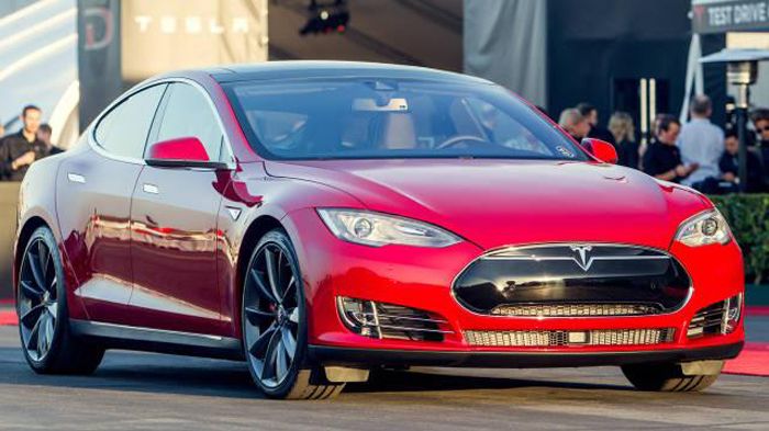 Το 4κίνητο Tesla Model S P85D των δύο ηλεκτροκινητήρων διαθέτει απόδοση 700 ίππων και 930 Nm, ενώ η αυτονομία του ανέρχεται σε 443 χλμ.