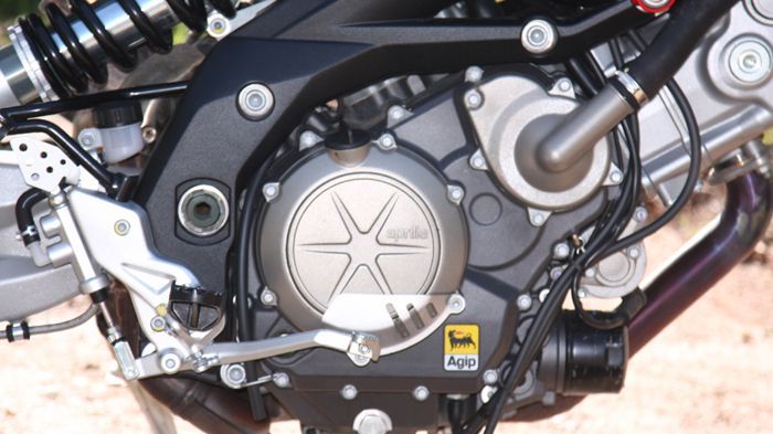 Όσο ο κινητήρας ζεσταίνεται και δε φοράτε κράνος, είναι καλή ευκαιρία να ελέγξετε για περίεργους ήχους και θορύβους.