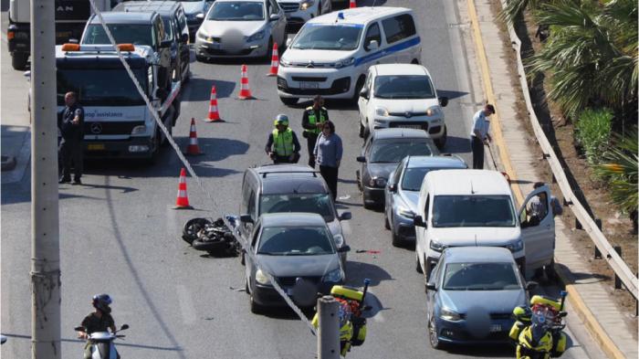 Ο άτυχος, 57χρονος μοτοσικλετιστής έχασε τη ζωή του επί τόπου παρόλο που φορούσε κράνος.