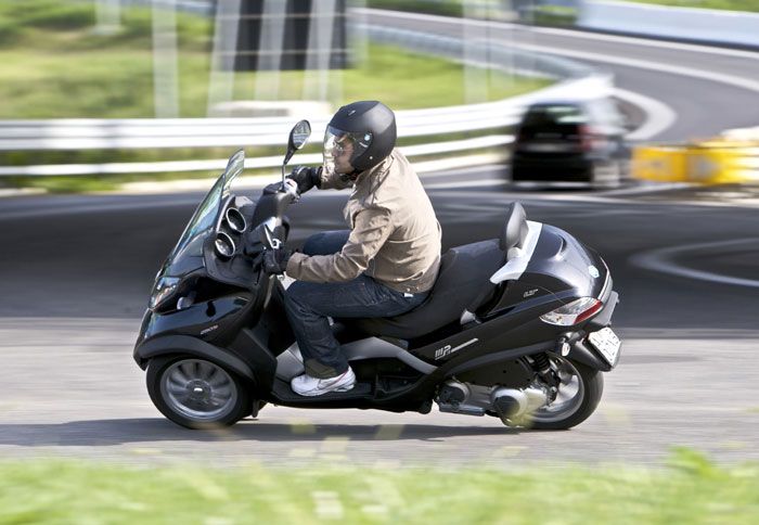 Όπως κάθε μοτοσικλέτα, όμως, έτσι και τα scooter έχουν τις ιδιαιτερότητές τους, με τις οποίες ο αναβάτης θα πρέπει να συμβιβαστεί.
